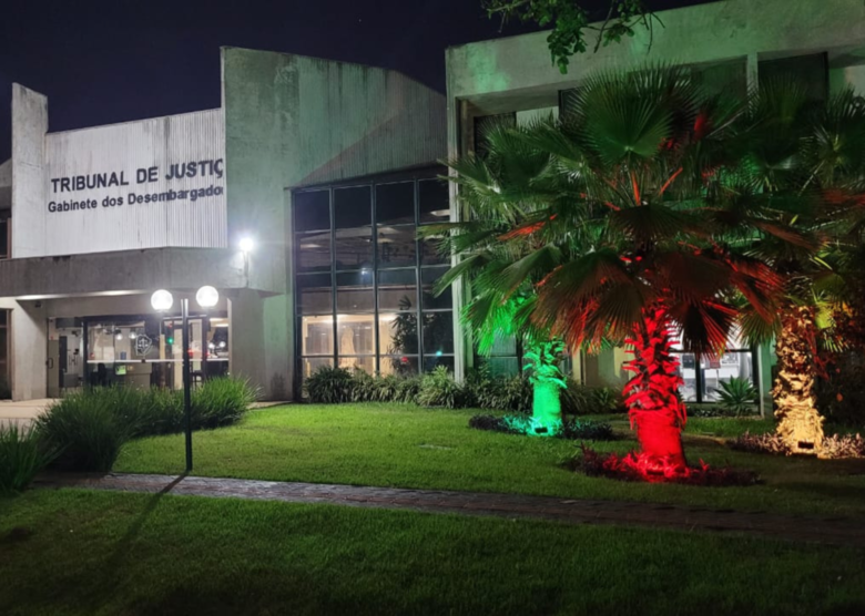 TJMS ilumina fachada com as cores da bandeira do Rio Grande do Sul - Crédito: Divulgação