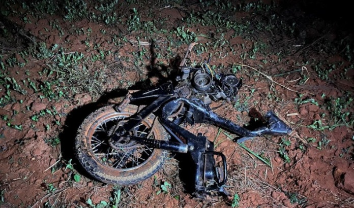 Motocicleta ficou totalmente destruída - Crédito: Ivinotícias