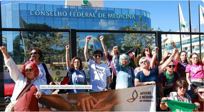 Mulheres protestam contra norma do CFM sobre assistolia fetal
 - Crédito: Fabio Rodrigues-Pozzebom/ Agência Brasil