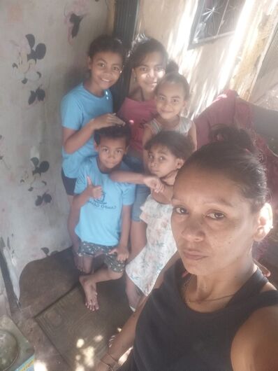 Mãe de sete filhos tenta reconstruir lar após roubo e invasão - 