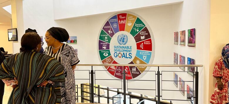 Uma placa na parede dos escritórios da ONU em Abuja, na Nigéria, mostra os ODSs - Crédito: UN News/Daniel Dickinson