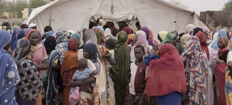 Refugiados sudaneses esperam na fila para receber comida em Adre, perto da fronteira do Chade com o Sudão - Crédito:  Acnur/Nicolo Filippo Rosso