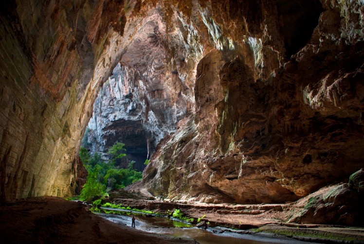 Caverna Janelão, no Parque Nacional Cavernas do Peruaçu, Januária-MG. O parque se destaca por cavernas amplas com cerca de 100 m de altura, num fundo de um vale tipo cânion de 200 de profundidade, que estão sendo estudadas pelos geólogos do IGC-USP - Crédito: Ataliba Coelho