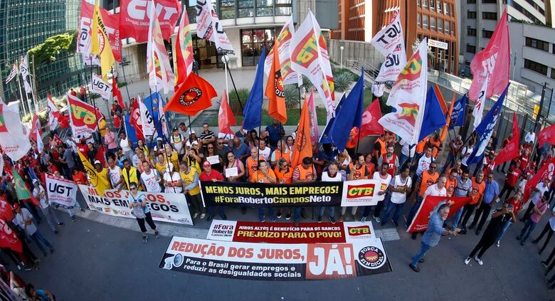 Centrais sindicais promovem em São Paulo ato pela queda dos juros
 - Crédito: Paulo Pinto/Agência Brasil