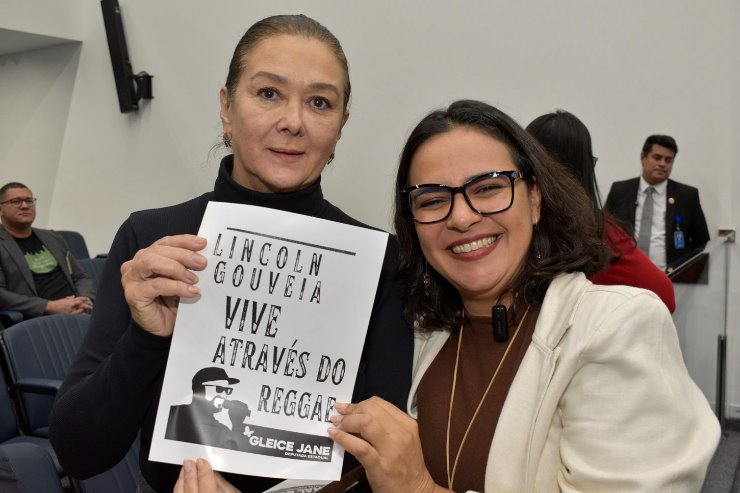 A deputada Gleice Jane ao lado da servidora Ana Amélia, mãe do artista Lincoln Gouveia, homenageado no Projeto de Lei - Crédito: Luciana Nassar/ALEMS