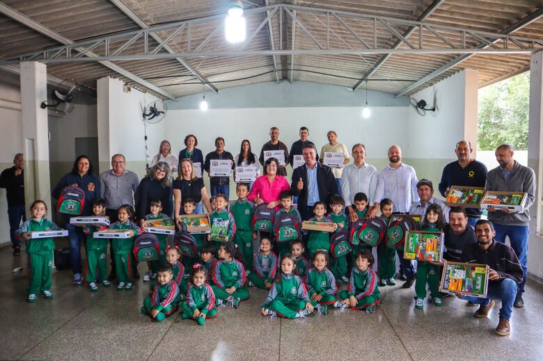  Autoridades municipais e estudantes da educação infantil na cerimônia de entrega dos kits de material e uniformes escolares no CMEI Dona China, em Caarapó - Crédito: Chris Cabral 