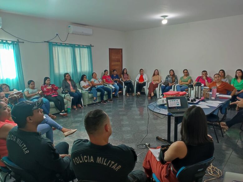  Reunião para debater a implantação do Fluxo de Atendimento e Enfrentamento à Violência Doméstica em Caarapó teve ampla participação de representantes de órgãos estaduais e municipais - 