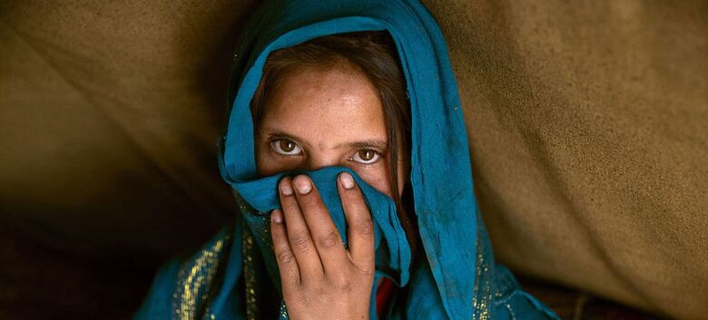 Atualmente, as mulheres do Afeganistão enfrentam várias restrições. Esta mulher de 24 anos perdeu o pai em um terremoto - Crédito:  UN Women/Sayed Habib Bidell