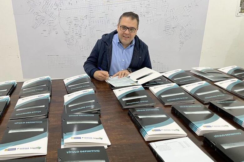 Alan Guedes assinou novos títulos para famílias do Vida Nova Cancha - Crédito: Assecom