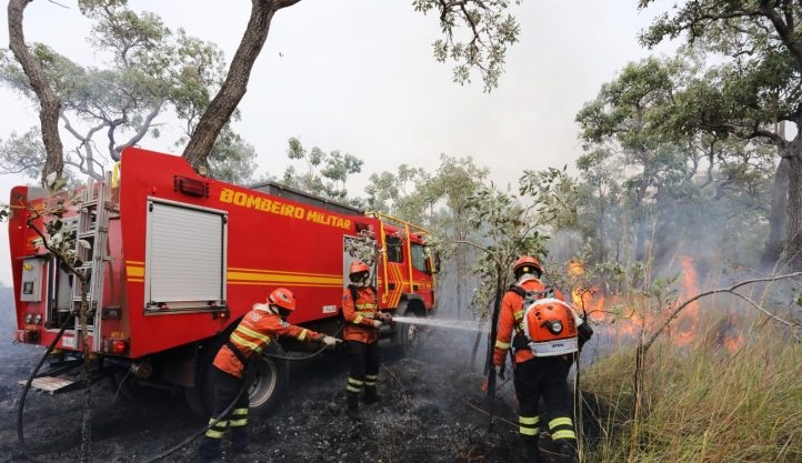 Combate aos incêndios florestais conta com reforço de garoa e queda na temperatura - Crédito: Saul Schramm