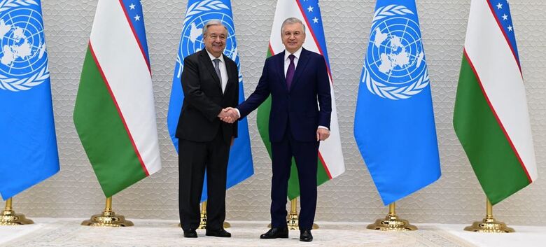 O Secretário-Geral António Guterres (à esquerda) reúne-se com o presidente do Uzbequistão, Shavkat Mirziyoyev, em Tashkent - Crédito: ONU
