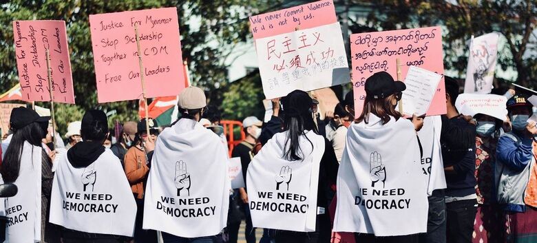 Jovens participam numa manifestação pró-democracia em Myanmar - Crédito: Unsplash/Pyae Sone Htun