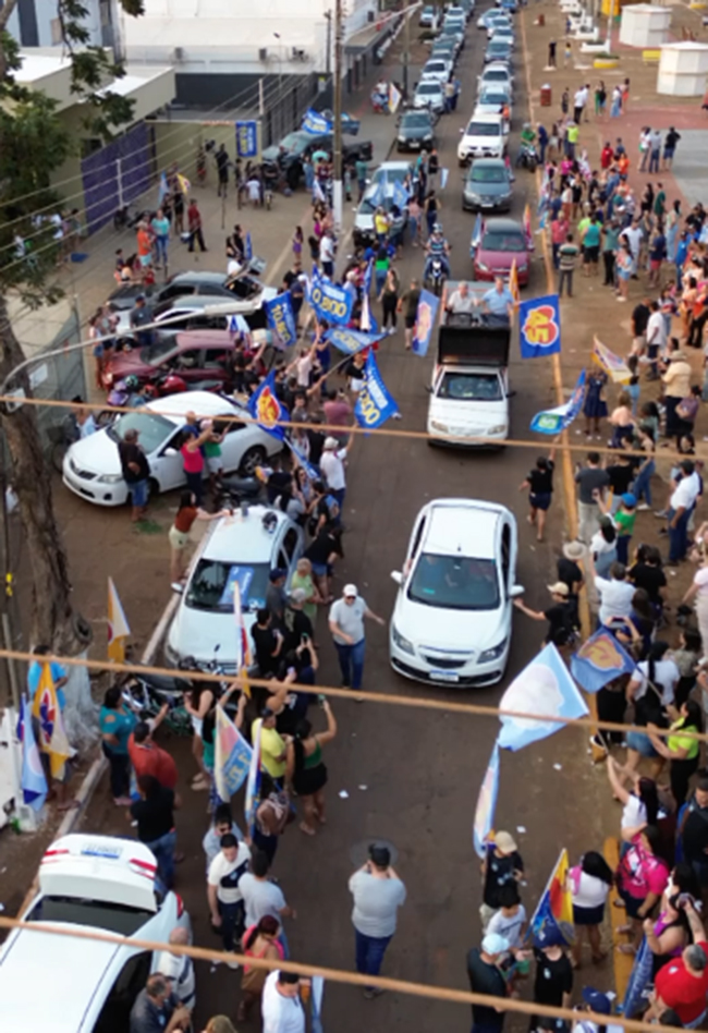 Evento político no interior chama a atenção pela atitude das pessoas ao recolher o lixo das ruas - 