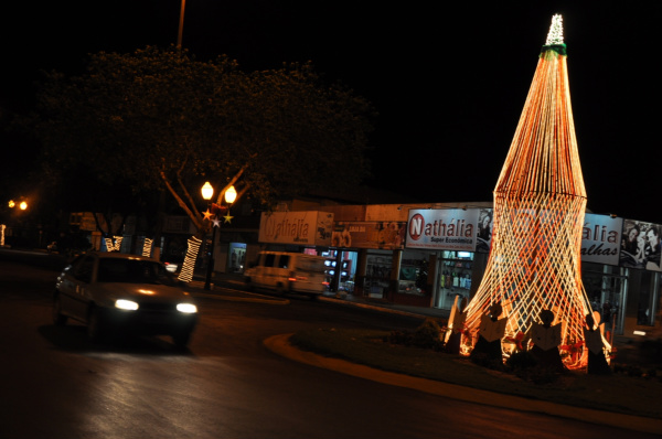 A Iluminação do Natal de Luz 2010 muda o visual das ruas de Amambai
 - Crédito: Foto: Felipe Schinaider