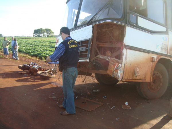 Motociclista bateu na parte da frente do ônibus e sofreu traumatismo craniano 
 - Crédito: Foto: Cido Costa