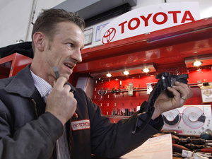 Chefe do serviço técnico da Toyota, Mike Blomberg,
inspeciona um acelerador - Crédito: Foto: AP