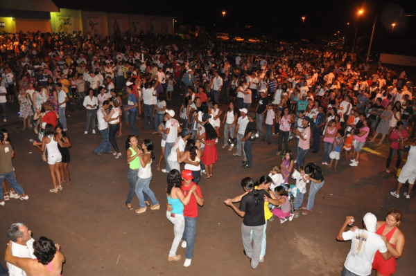 Foi uma noite de muita alegria e diversão para a população de Amambai
 - Crédito: Foto: Felipe Schinaider