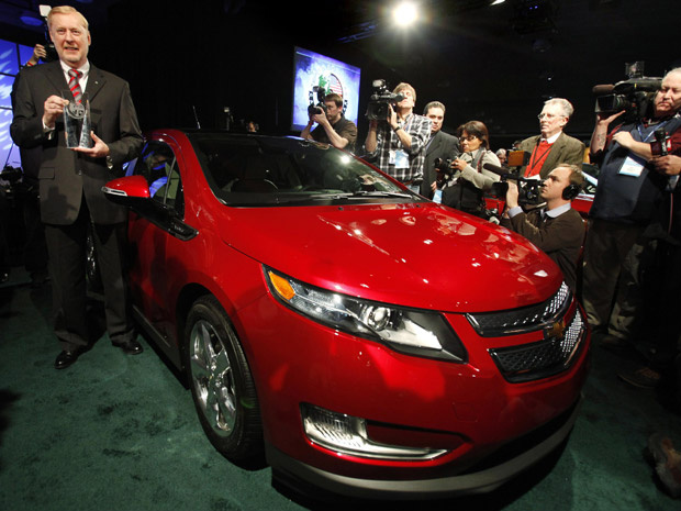 Vice-presidente da GM, Tom Stephens, comemora título do Chevrolet Volt - Crédito: Foto: Reuters