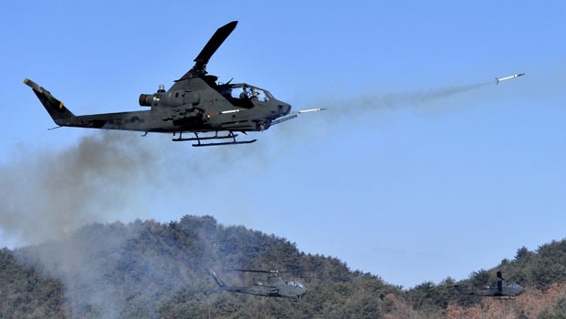 Helicóptero militar sul-coreano lança míssil durante exercícios nesta quinta-feira - Crédito: Foto: AP