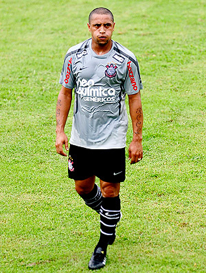 Roberto Carlos durante treino do Timão
 - Crédito: Foto: Marcos Ribolli / Globoesporte.com