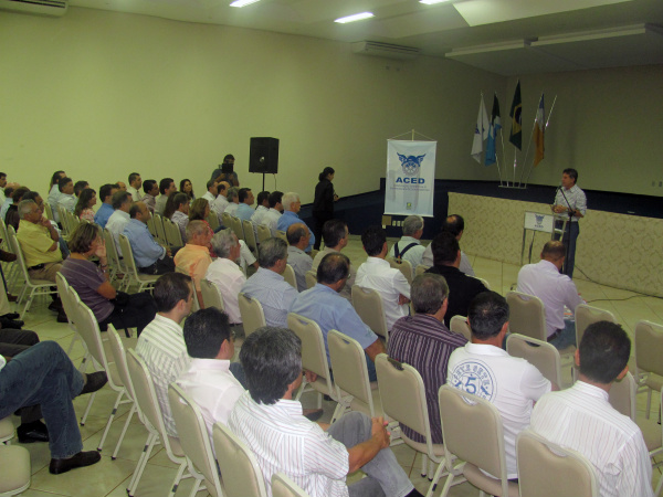 Murilo fala aos empresários sobre suas propostas para o comércio douradense
 - Crédito: Foto: Divulgação