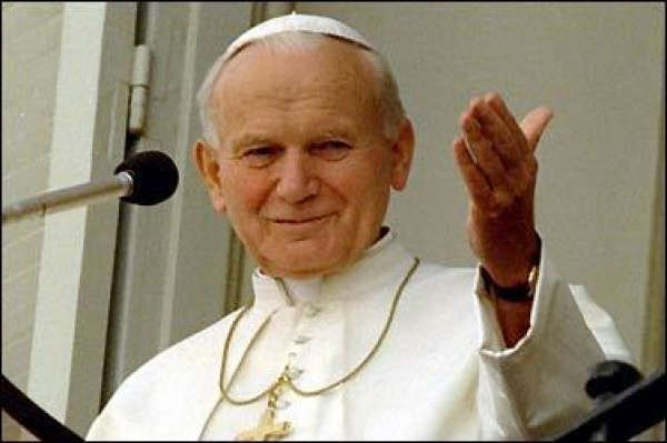 O papa João Paulo II ora na Balísica de São Pedro
em foto de 2002. - Crédito: Foto: AP