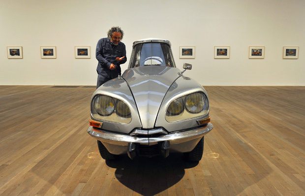 Gabriel Orozco poses ao lado de \"La DS\" na galeria Tate Modern, em Londres - Crédito: Foto: Reuters