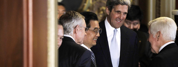 O presidente da China, Hu Jintao, cumprimenta o senador republicano Richard Lugar, observado pelo democrata John Kerry e pelo também democrata Harry Reid, nesta quinta-feira - Crédito: Foto: AP