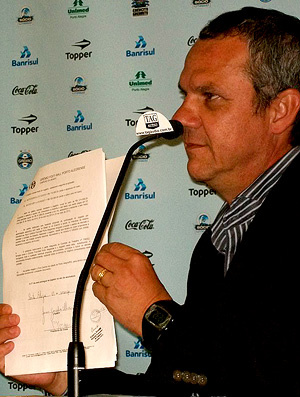 Vicente Martins mostra o contrato de Jonas
 - Crédito: Foto: Eduardo Cecconi/Globoesporte.com