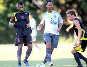 Ronaldinho é cercado por Muralha e Adryan em
jogo-treino no Ninho do Urubu - Crédito: Foto: VIPCOMM