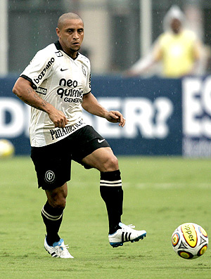 Roberto Carlos em ação pelo Corinthians 
 - Crédito: Foto: Sergio Neves / Agência Estado