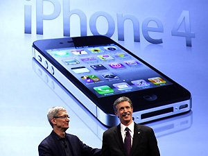 Vice-presidente de operações da Apple, Tim Cook
aperta a mão do presidente da Verizon Wireless em
evento de lançamento do iPhone 4 da operadora.
 - Crédito: Foto: Brendan McDermid/Reuters