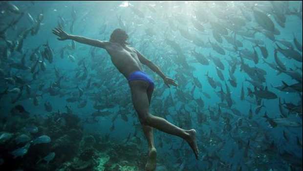 Os Bajau mergulham para pescar - Crédito: Foto: Timothy Allen/BBC