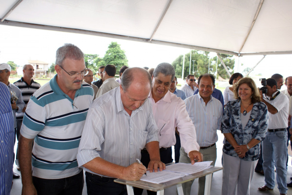 Prefeito de Costa Rica, Jesus Baird, assina Termo de Cooperação Técnica para elaboração de Plano Municipal de Saneamento.
Foto: Ronney Minella

 - 