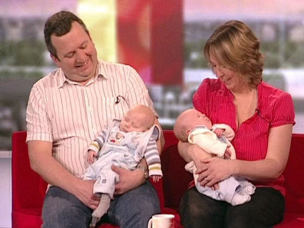 Os bebês Alexander e Louis nasceram de embriões selecionados - Crédito: Foto: BBC