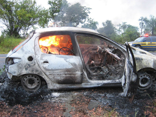 Carro com maconha que pegou fogo em rodovia em MS - Crédito: Foto: Divulgação/PRF