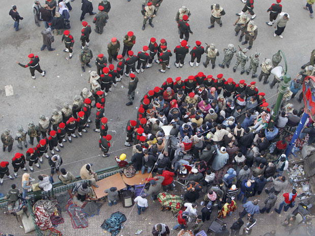 Militares rodeiam manifestantes que permanecem na praça Tahrir, no Cairo - Crédito: Foto: Hussein Malla/AP
