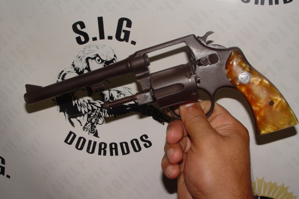 Revólver calibre 38 apreendido foi usado pelos acusados nos dois homicídios - Crédito: Foto: Sidnei L. Bronka