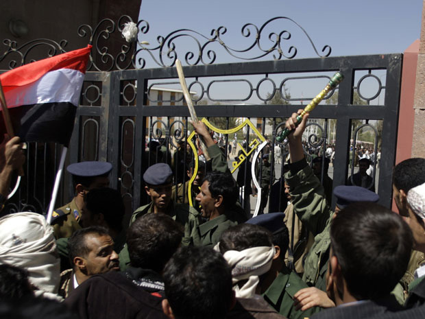 Manifestantes pró e contra o governo enfrentam-se nos portões da Universidade de Sanna, no Iêmen, nesta quarta-feira - Crédito: Foto: Reuters