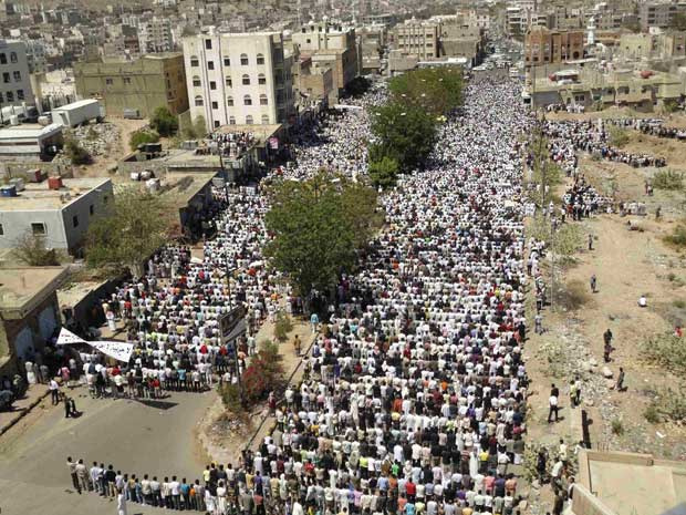 Manifestantes antigoverno rezam na cidade iemenita de Taiz - Crédito: Foto: Reuters