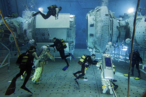 Cosmonautas russos treinaram numa piscina com roupas espaciais, acompanhados por mergulhadores, nesta sexta-feira. As atividades subaquáticas fazem parte do treinamento das tripulações, como forma de simulação das condições da falta de gravidade. - Crédito: Foto: ASSOCIATED PRESSAP