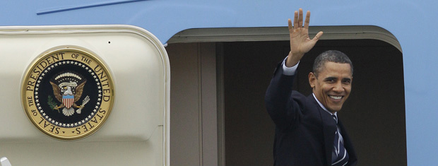 O presidente dos EUA, Barack Obama, embarca no avião presidencial em San Francisco, na Califórnia, nesta sexta-feira - Crédito: Foto: AP