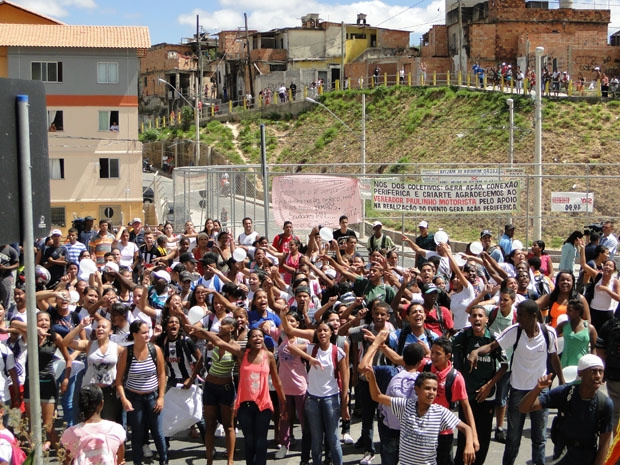 Moradores protestam após mortes no Aglomerado da Serra, em Belo Horizonte - Crédito: Foto: Pedro Triginelli/G1 MG