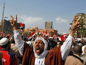 Manifestante comemora na praça Tahrir a renúncia
de Mubarak - Crédito: Foto: AP