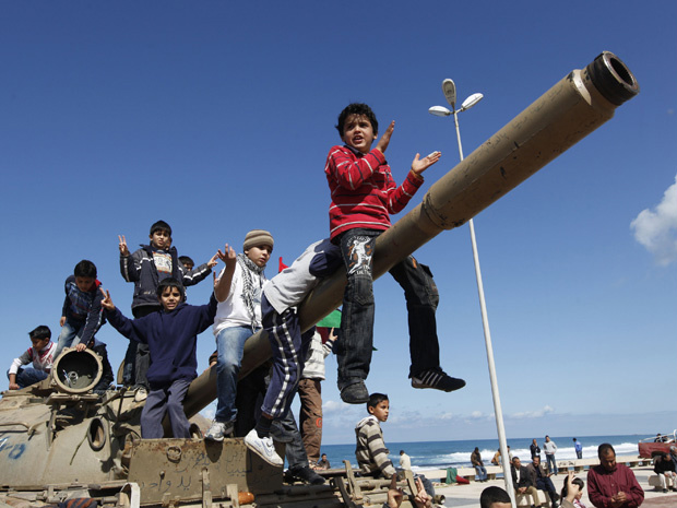 Crianças brincam sobre veículo militar na cidade líbia de Benghazi, sob o controle de rebeldes nesta segunda-feira - Crédito: Foto: AP