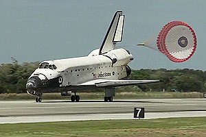 Discovery durante o pouso, no Centro
Espacial Kennedy, na Flórida - Crédito: Foto:
Reprodução/Nasa TV