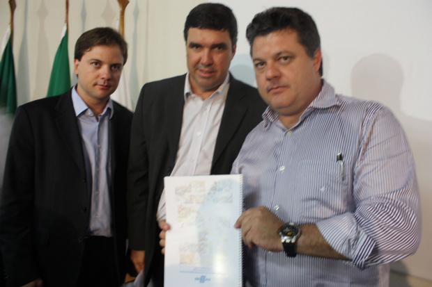 Ridel e Mendonça entregam o edital do Sebrae para o presidente da Assomasul - Crédito: Foto : Divulgação