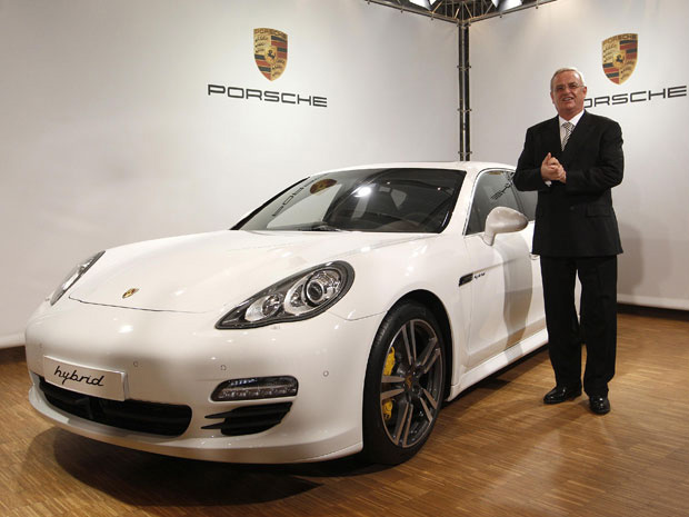Martin Winterkorn, presidente e CEO da montadora, ao lado de um Porsche Panamera S Hybrid - Crédito: Foto: Michaela Rehle/Reuters