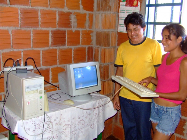 Jornalista entrega computador reciclado à família de Ademar Lopes - Crédito: Foto : Divulgação