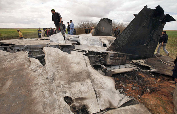 Pessoas observam destroços do jato F-15E que caiu na Líbia - Crédito: Foto: Suhaib Salem/Reuters